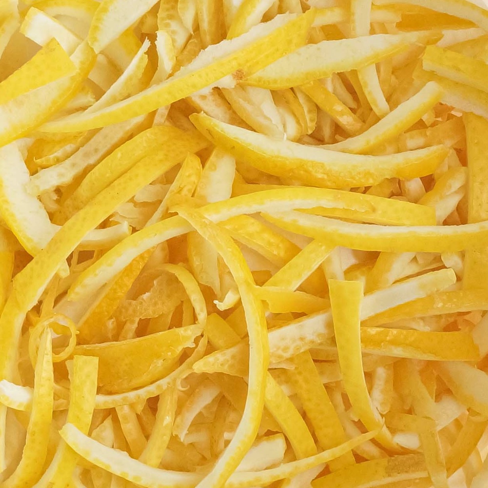 Das Bild zeigt fein geschnittene Zitronenschalen.